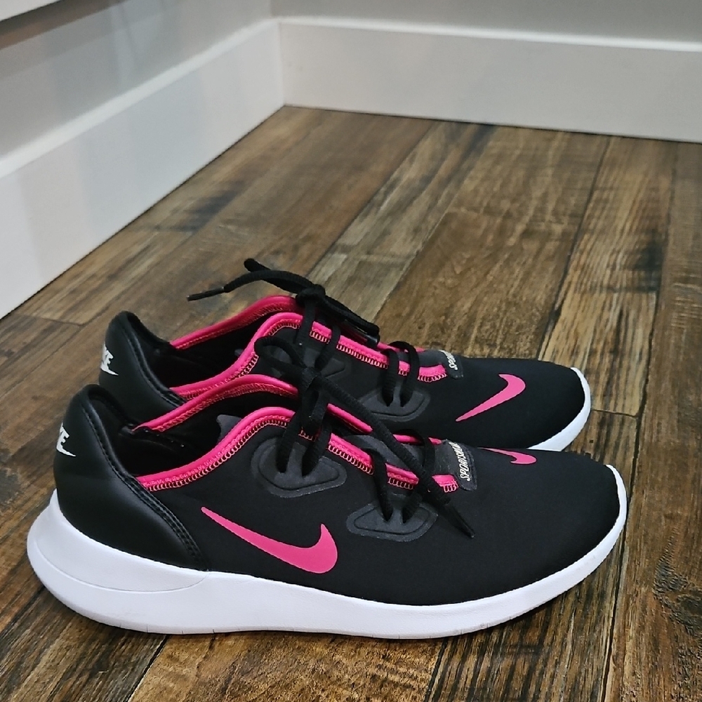 Nike‎ Sportswear Black and Pink Running Sneakers. Size 7-Youth 8.5 Women's